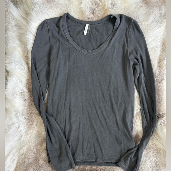 BE COOL Tops - BE COOL Women's Gray Long Sleeve Top